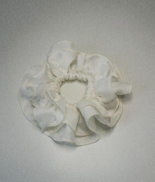 Lilje silk scrunchie